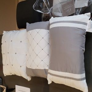 3 Decorative pillows Chic Home Design Grey and White NWOT